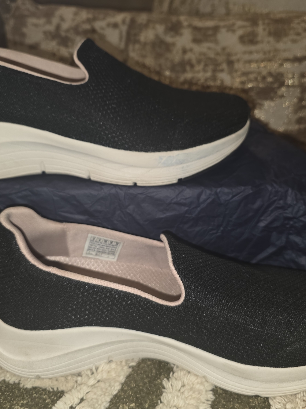 Size 9 Women's. Skechers Womens Arch Comfort Black Casual Slip-on Sneakers